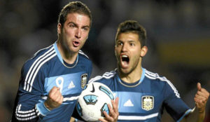 Higuan y Agero celebran un tanto conseguido con Argentina.