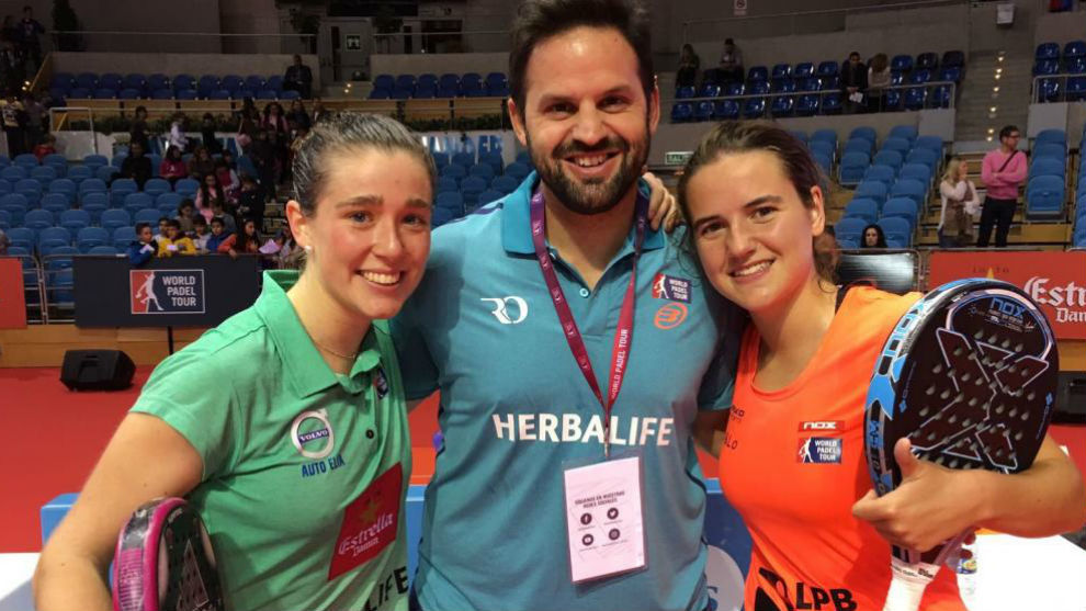 Marta Ortega y Ariana Snchez celebran el triunfo con su entrenador,...