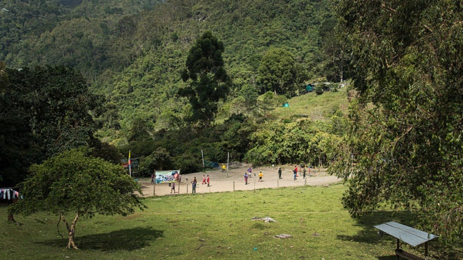 Los guerrilleros de las FARC juegan un partidillo en medio de la selva...