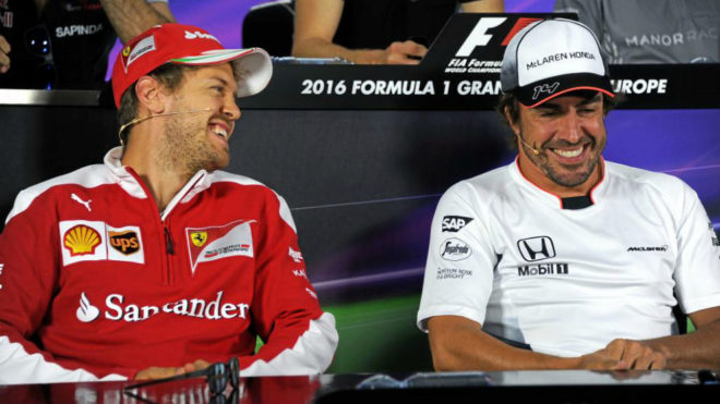 Alonso y Vettel bromean en el GP de Europa de 2016.