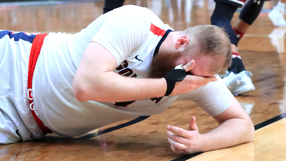 Przemek Karnowski (Gonzaga) se qued sobre el suelo tras un manotazo...