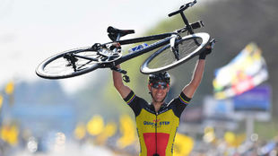 Philippe Gilbert celebr su triunfo levantando la bici en meta.