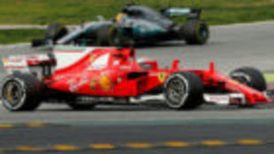 Kimi Raikkonen y Lewis Hamilton, durante los test de pretemporada en...