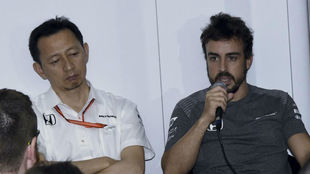 Yusuke Hasegawa y Fernando Alonso, en el GP de Australia.