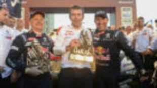 El copiloto Cottret, Bruno Famin y Peterhansel, tras ganar el Dakar...