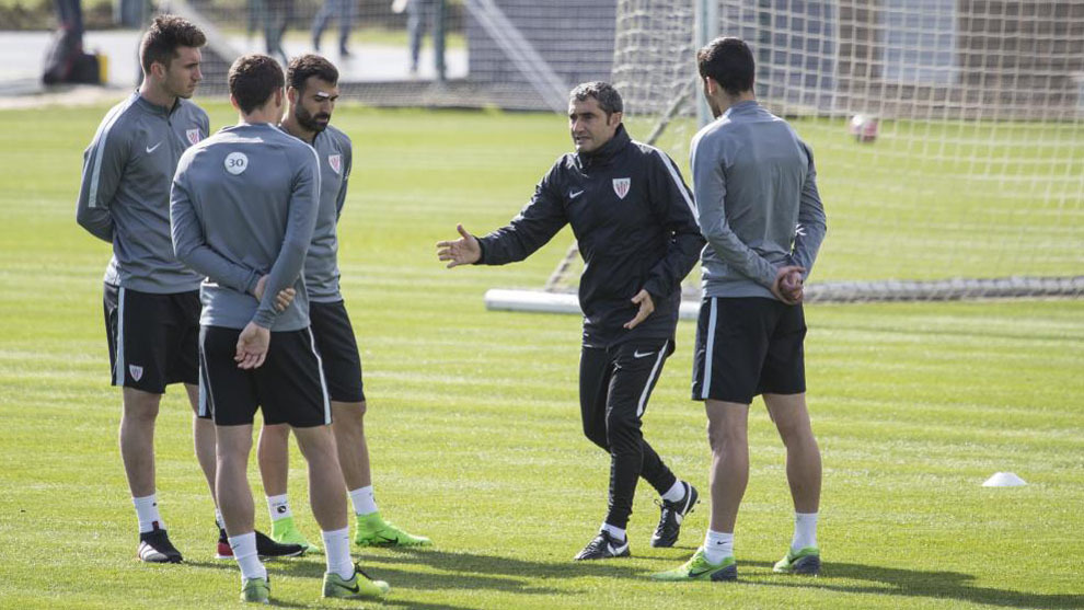 Valverde da instrucciones a los suyos durante un entrenamiento