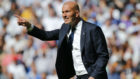 Zidane, dando instrucciones durante el partido ante el Alavs