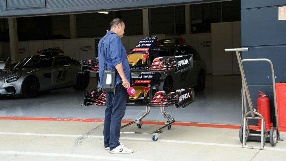 Joan Villadelprat observa el morro del Toro Rosso en el GP de Gran...