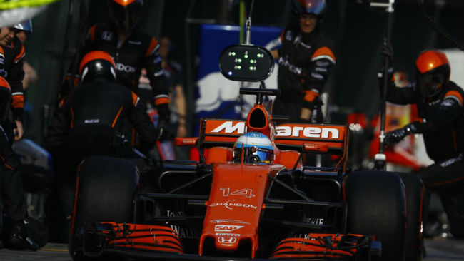 Fernando Alonso, despus de cambiar ruedas en el GP de Australia.