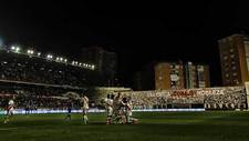 Los jugadores del Rayo celebran el triunfo ante el Oviedo que esperan...