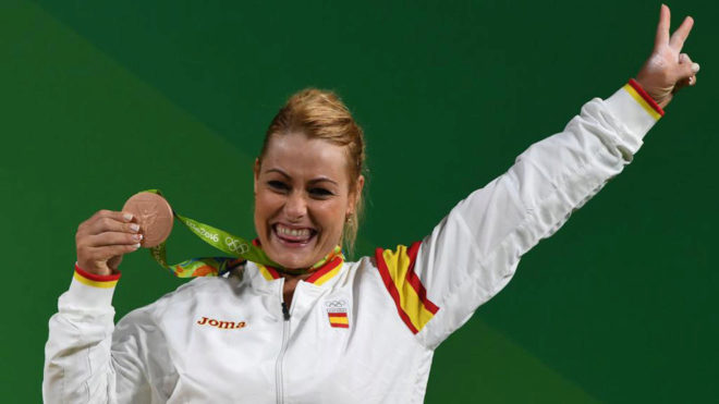Lydia Valentn celebra su bronce olmpico en los Juegos de Ro.