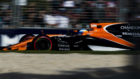 Alonso pilota su MCL32 en Melbourne.