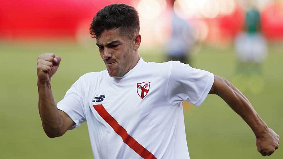 Curro celebra un gol con el filial del Sevilla  en el Snchez...