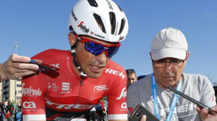 Alberto Contador atendiendo a los medios en la Vuelta al Pas Vasco.