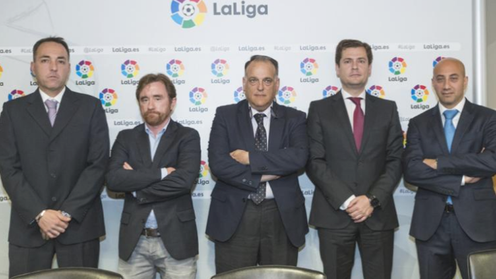 El presidente de LaLiga, Javier Tebas, y los representantes de las...