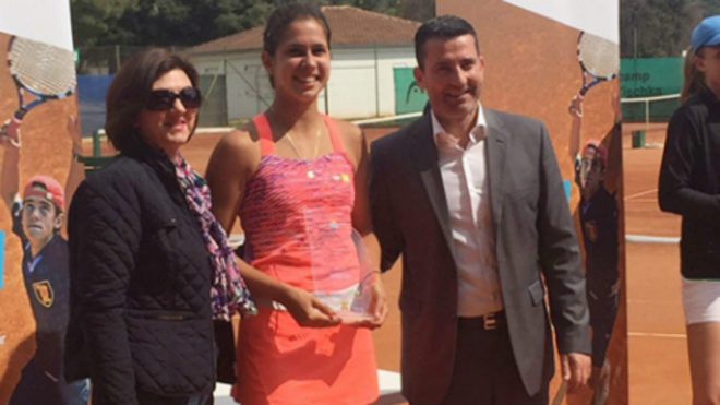 Eva Guerrero recibe el trofeo de vencedora en el torneo de Vrsac...