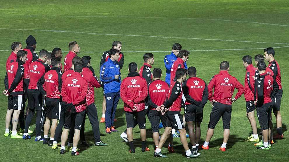 Mchel, rodeado por sus jugadores en la Ciudad Deportiva del Rayo...