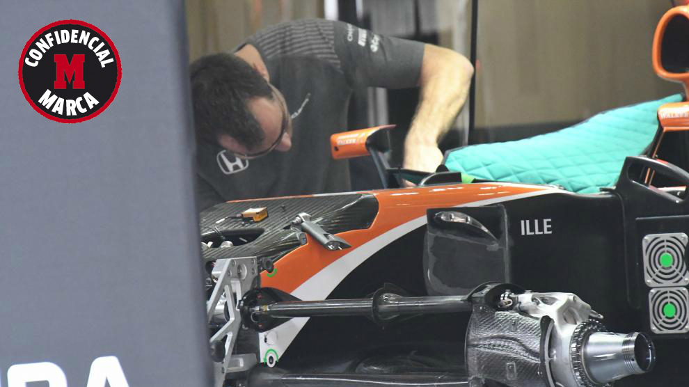 Un mecnico de McLaren trabajando esta tarde en China en el monoplaza...