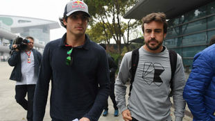Carlos Sainz, junto a Fernando Alonso