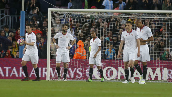 Los jugadores del Sevilla, cabizbajos tras uno de los goles del...
