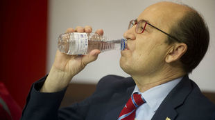 Jos Castro bebe agua durante la rueda de prensa.