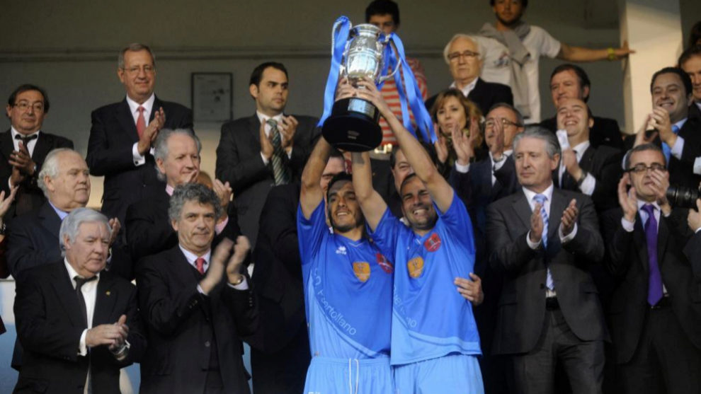 Los capitanes del Puertollano recogen el trofeo ganado en 2011 por...