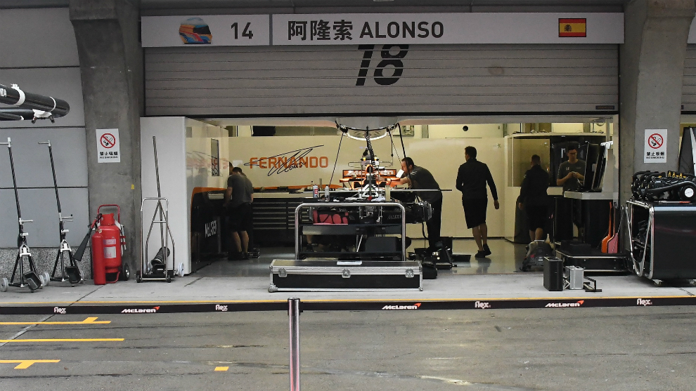 El box de McLaren Honda, durante la jornada de montaje de ayer en...