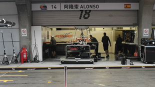 El box de McLaren Honda, durante la jornada de montaje de ayer en...
