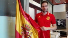 Solano posa con una bandera de Espaa en la Ciudad del Ftbol de Las...