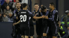 Los jugadores del Real Madrid celebran uno de los goles logrados ante...