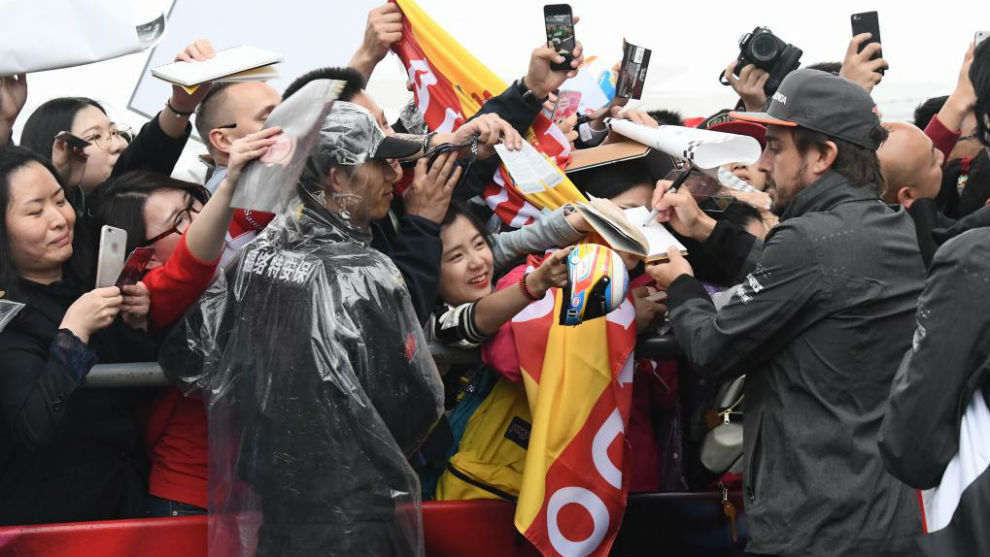 Fernando Alonso atendiendo a los aficionados