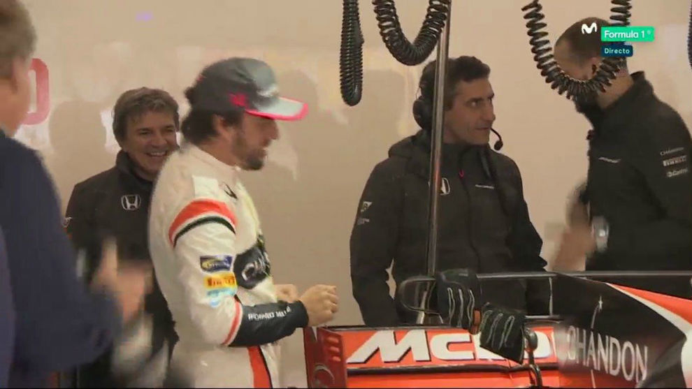 Fernando Alonso, bromeando con sus ingenieros