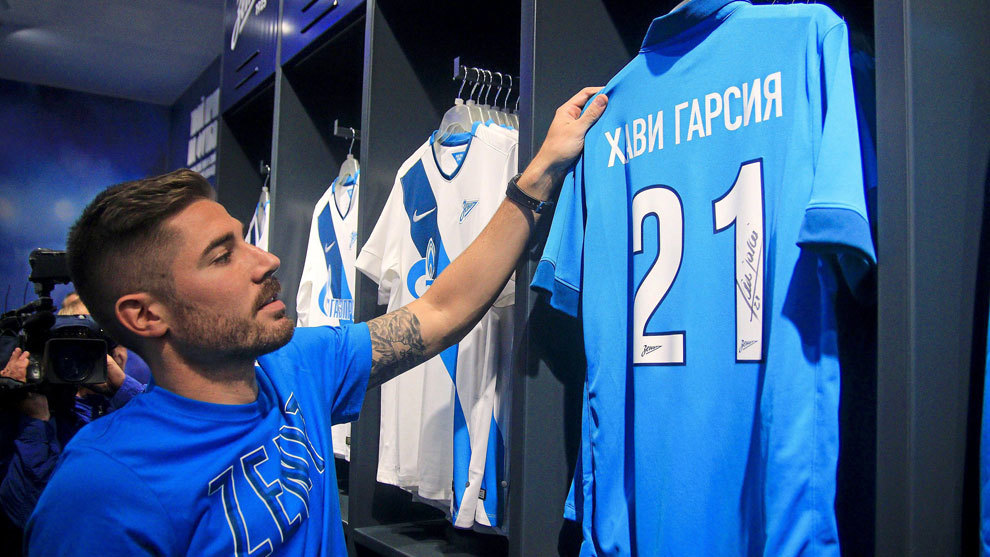 Javi Garca posa con su camiseta del Zenit, el 21, y su nombre...