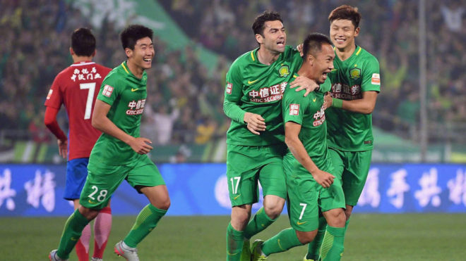 Zhang Chiming es abrazado por sus compaeros tras marcar el gol que...