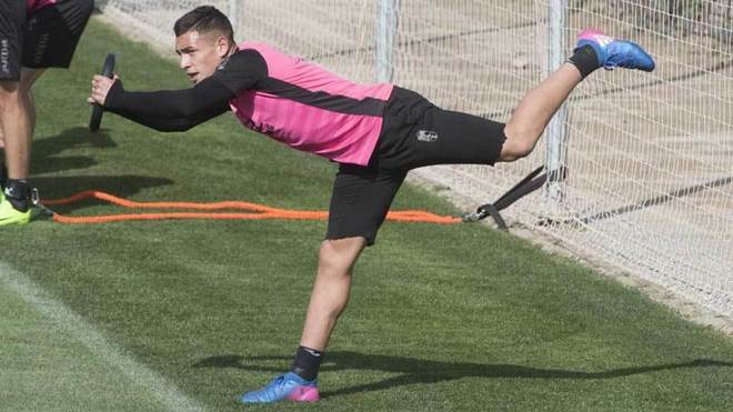Ponce realiza un ejercicio durante un entrenamiento con el Granada.