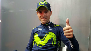 Alejandro Valverde saluda tras su victoria en Arrate.