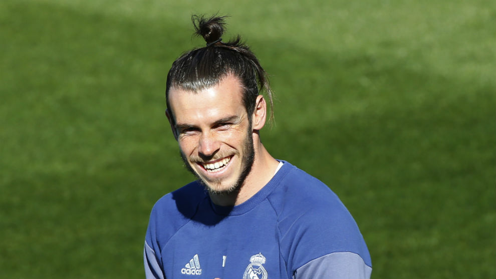 Bale sonre durante un entrenamiento del Real Madrid en Valdebebas.