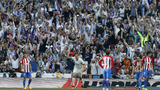 La aficin del Real Madrid celebra el gol de Pepe.