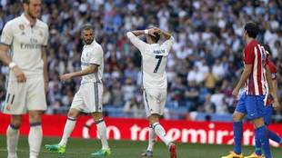 Bale, Benzema y Cristiano, durante el encuentro ante el Atltico.