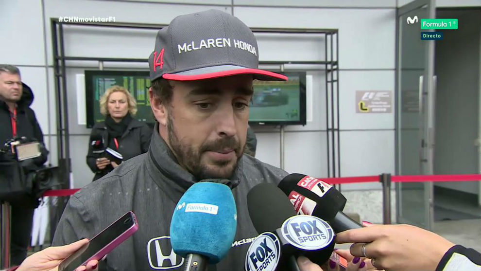 Fernando Alonso atendiendo a los medios de comunicacin