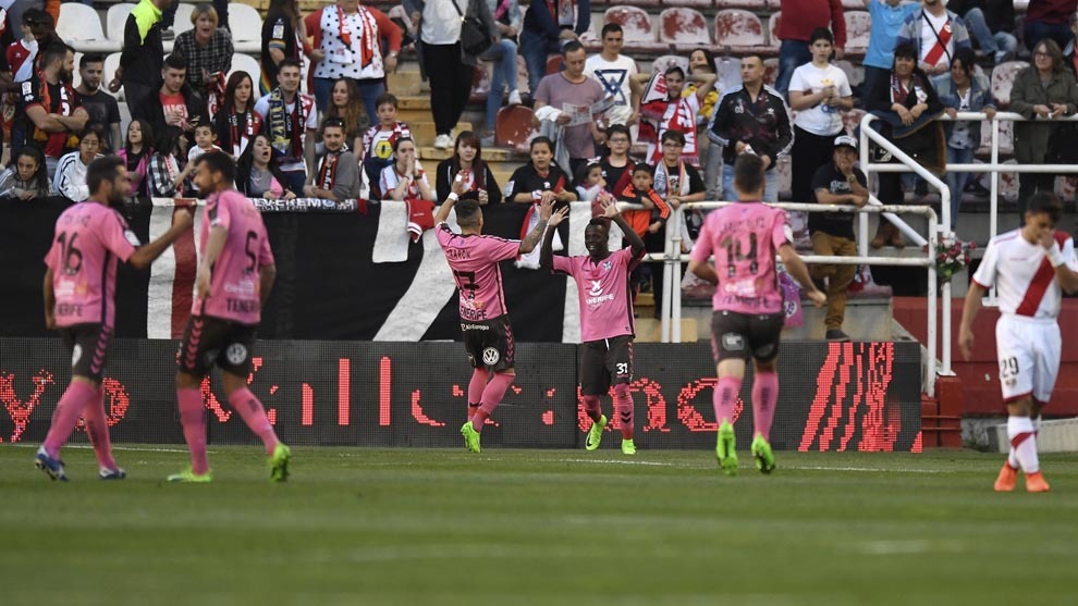Los isleos celebran un gol en su visita al Estadio de Vallecas