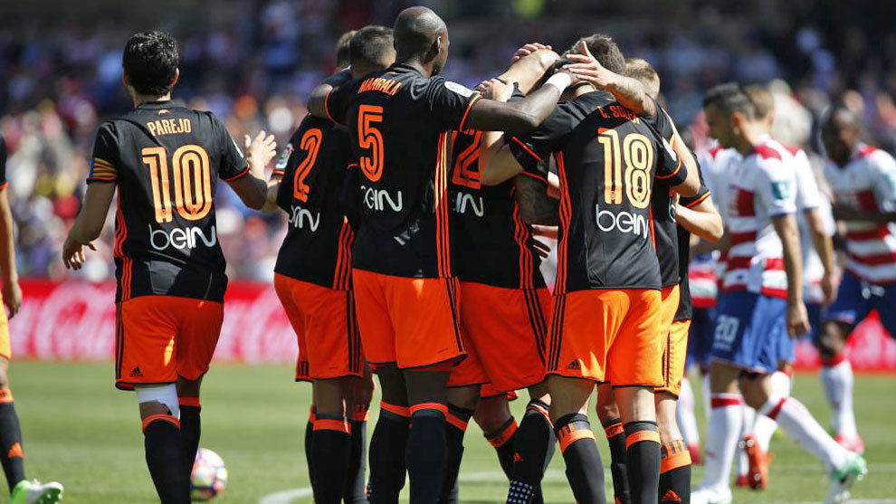 Los jugadores del Valencia celebran uno de los goles