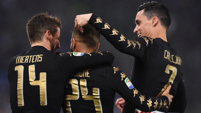 Callejon, Mertens e Insigne celebran uno de sus goles a la Lazio.