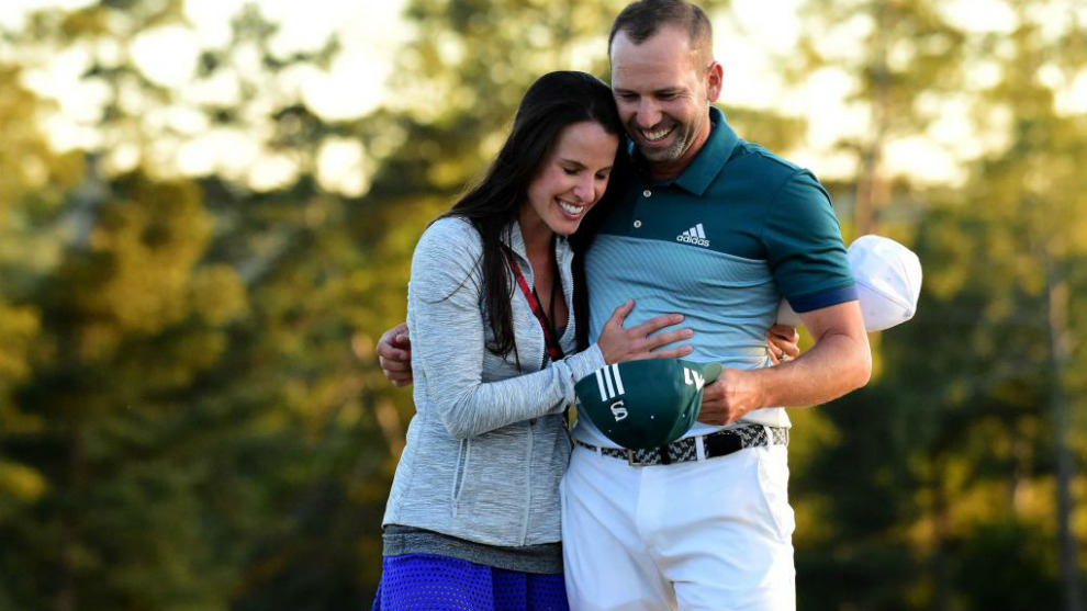 Sergio abraza a su novia Angela Akins, una reportera de Golf Channel.