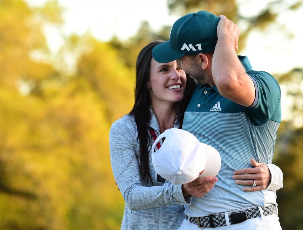 Sergio abrazado por su novia instantes despus del golpe ganador.
