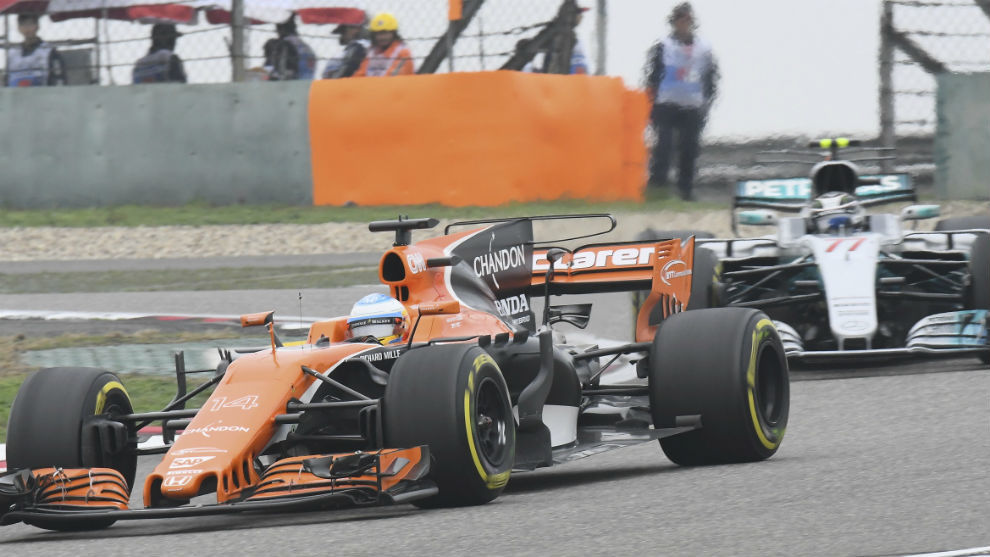 Alonso, por delante de Bottas durante el Gran Premio de China...
