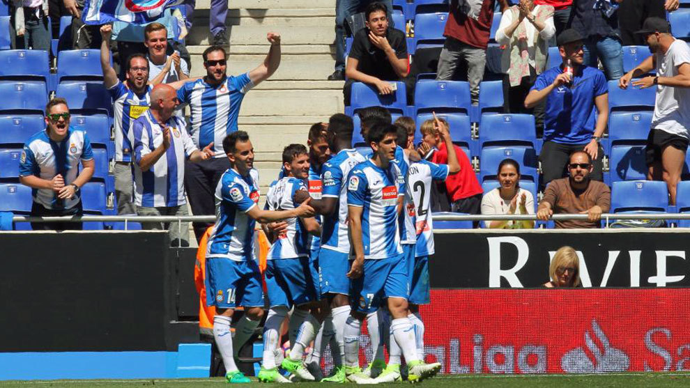 Los jugadores del Espanyol celebran el gol contra el Alavs