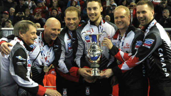 El equipo de Canad con el trofeo que acredita al campen mundial.
