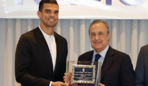Pepe recibe una placa de Florentino en la pea Ramn Mendoza.