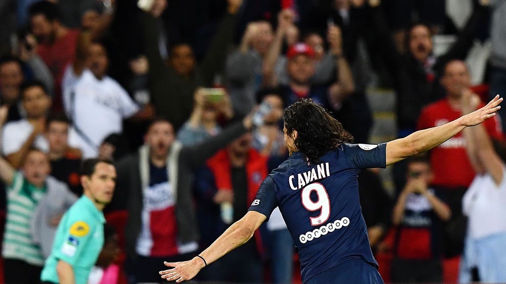 Cavani celebra uno de los goles que marc al Guingamp